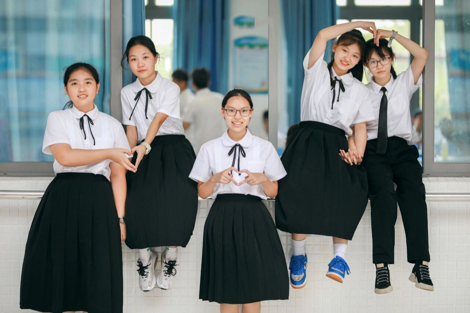 羞涩的初中毕业照合影参考 刚完成了九年义务教育教育 男孩女孩都在