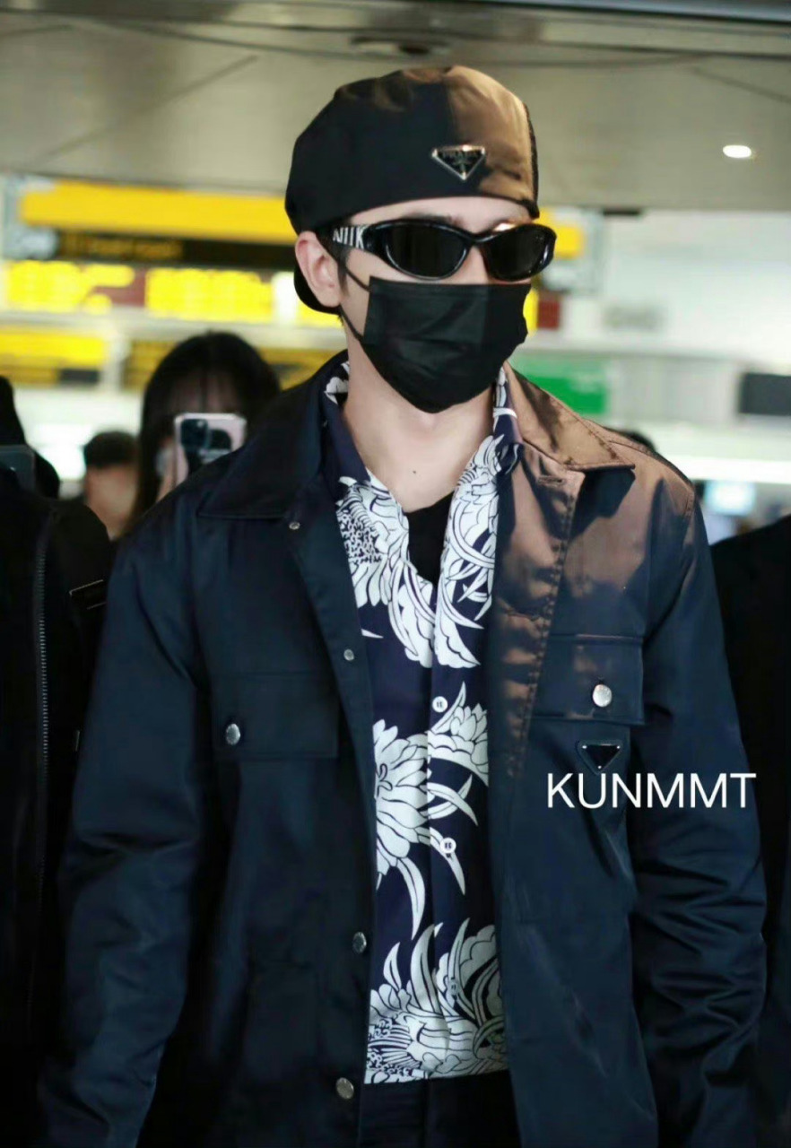 蔡徐坤纽约到达路透 花衬衫贝雷帽造型好潮的帅哥!