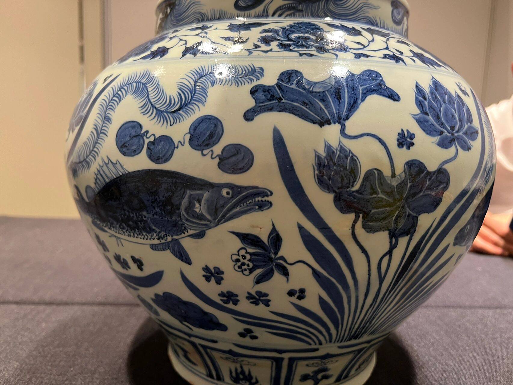 苏富比预展|绝美的元青花鱼藻纹大罐 这件元青花鱼藻纹大罐是本次