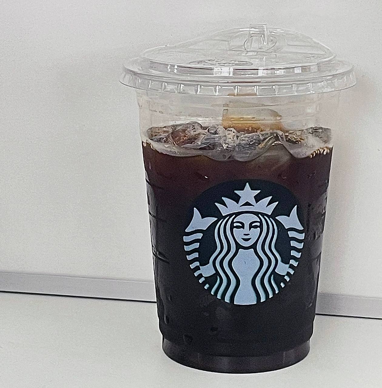 工作了以后慢慢也喝上咖啡了 但是不喝苦的 冰美式中杯加两泵香草糖浆