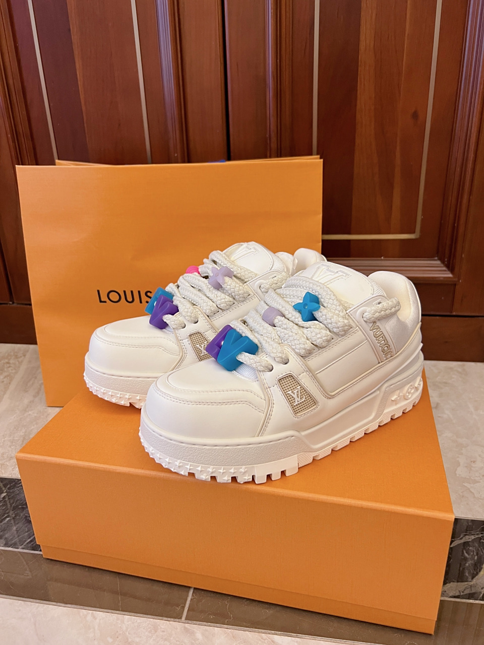 购物分享 lv maxi白胖丁trainer 去年定的白胖丁trainer终于到了!