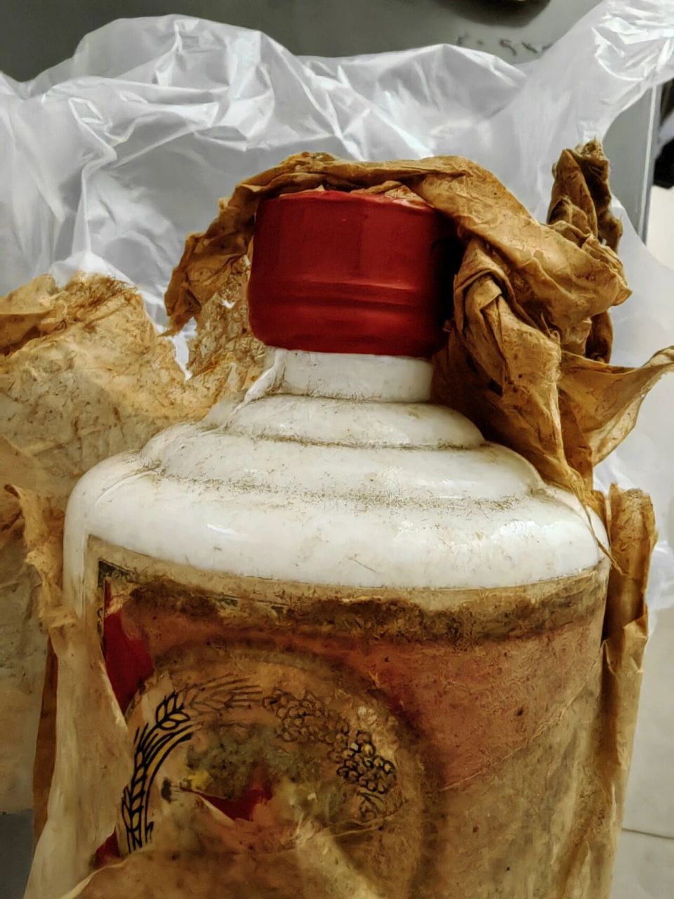 85年茅台 翻出家里老古董,不知道什么东西,把棉纸扒开一看85年茅台