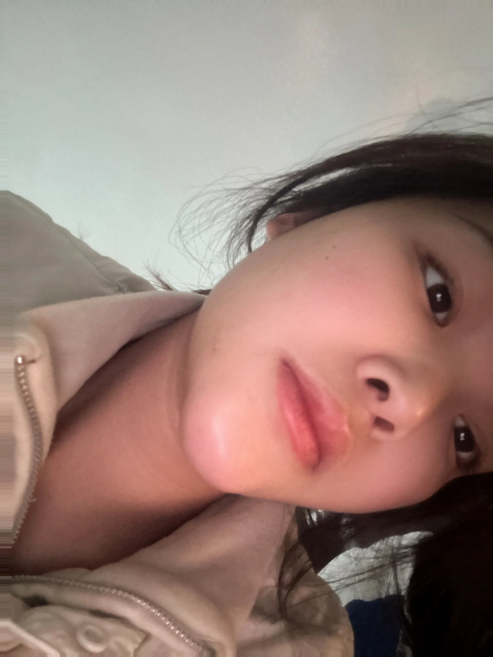 一觉醒来下巴肿好大 就是莫名其妙喉咙发炎然后第二天一觉醒来下巴肿