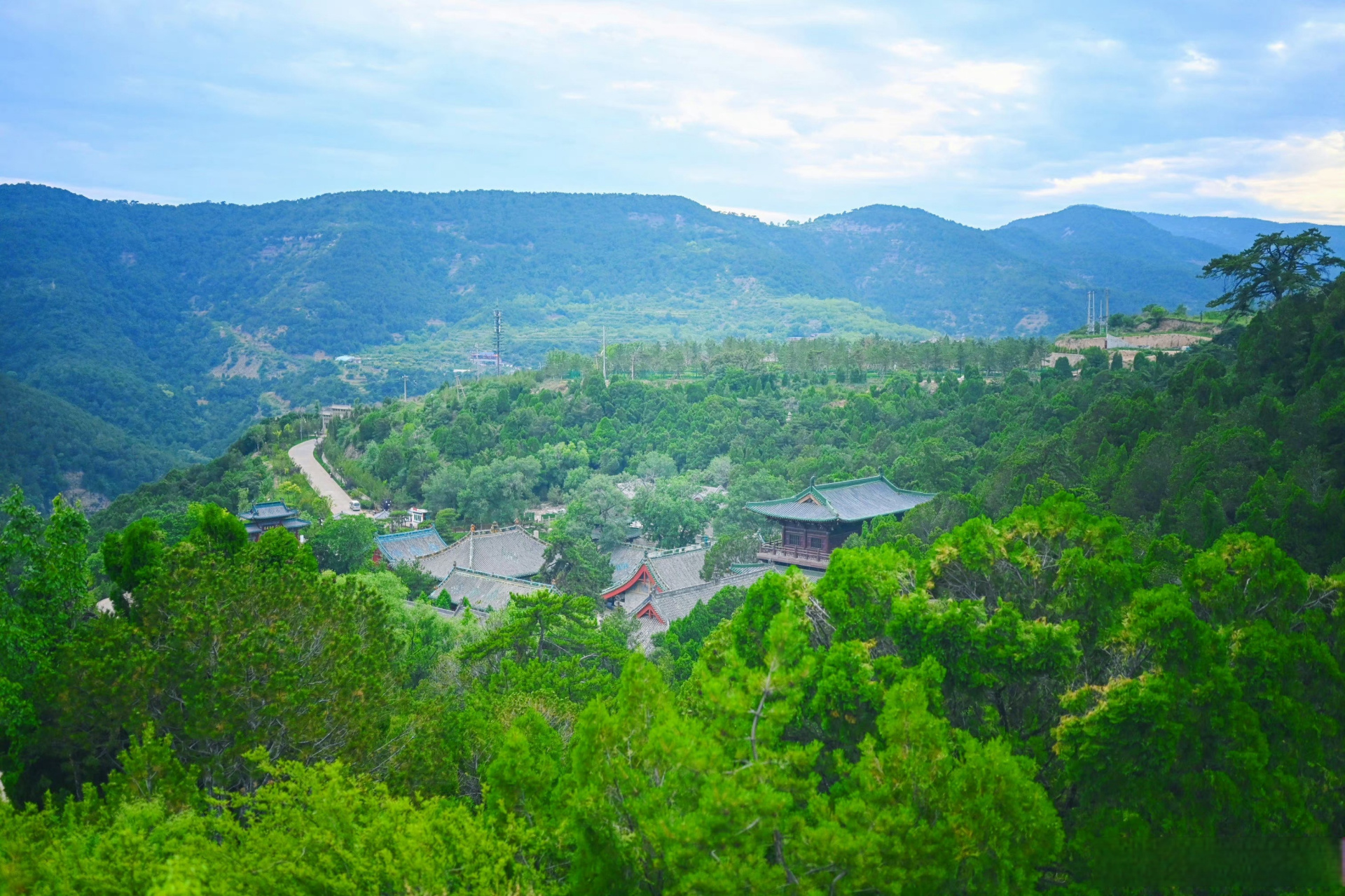 太原旅行一定要打卡天龙山,这里海拔1700米,位于太原市西南36公里