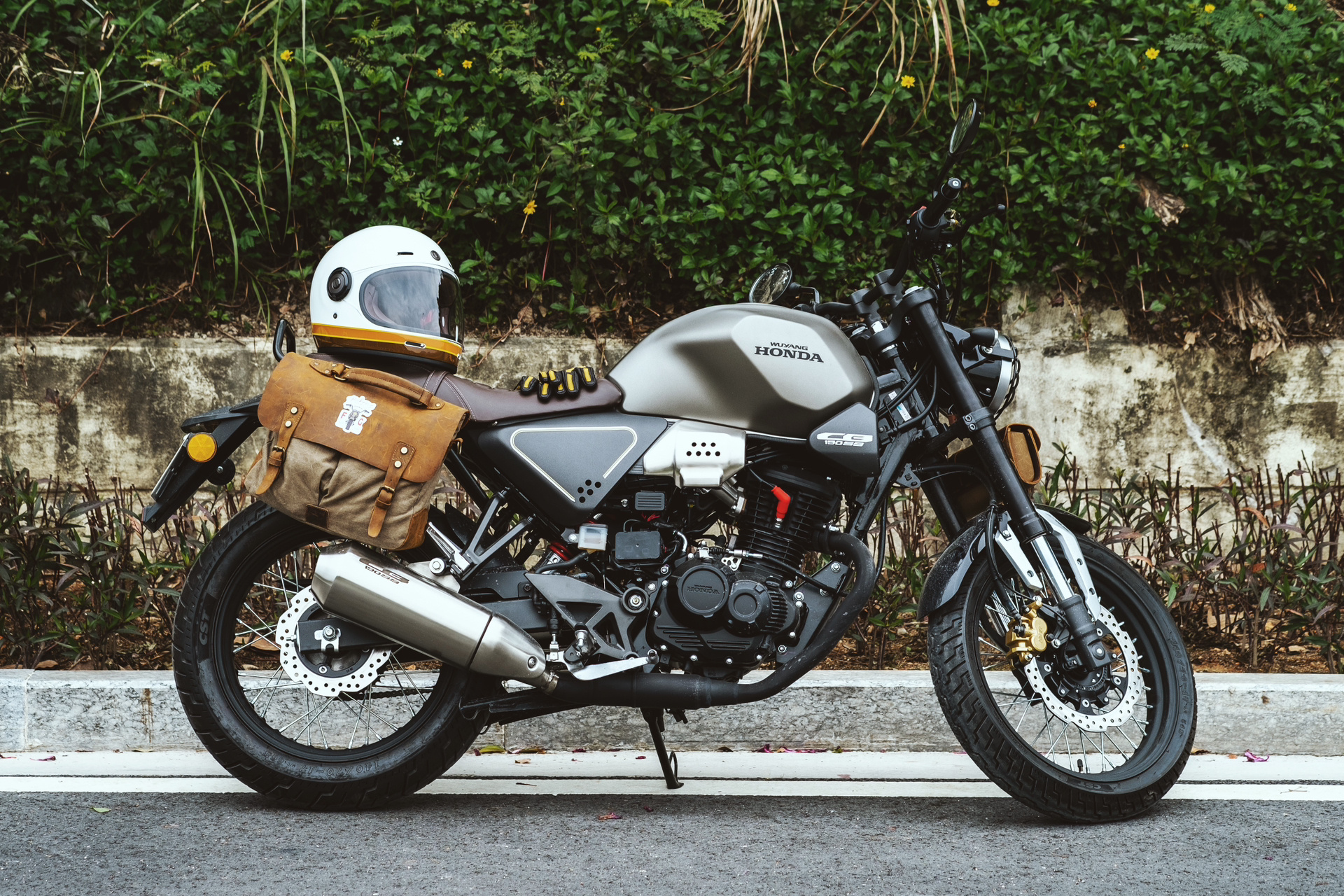 本田190ss的一点小改装 几经波折,车头灯罩的螺丝夹片断裂,没有合适的