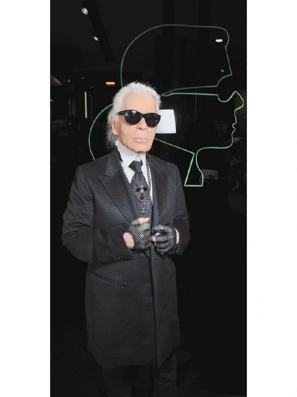 卡尔的故事 1984年,推出个人同名品牌karl lagerfeld(卡尔.