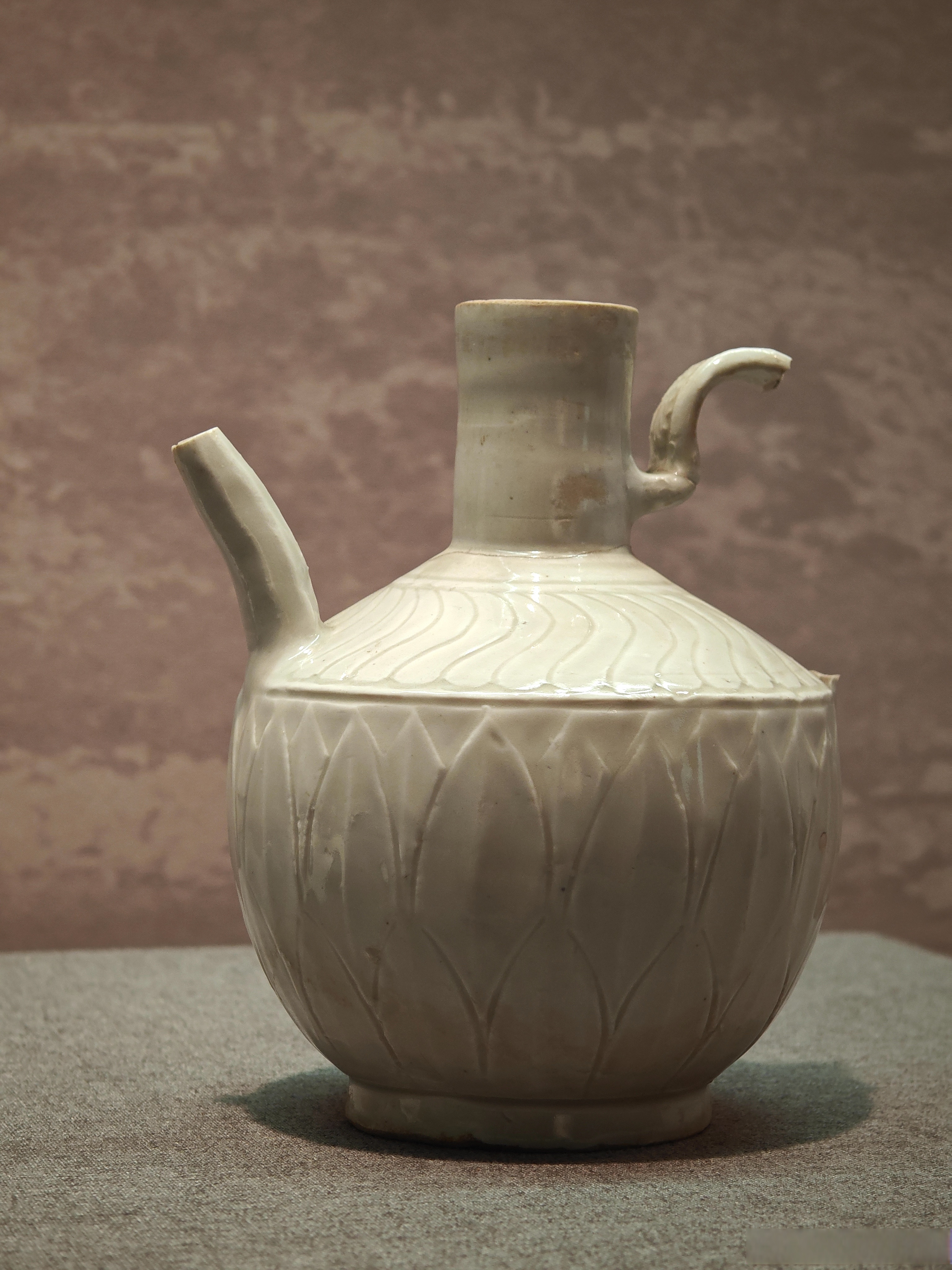 辽 龙泉务窑白釉莲瓣纹执壶,天津博物