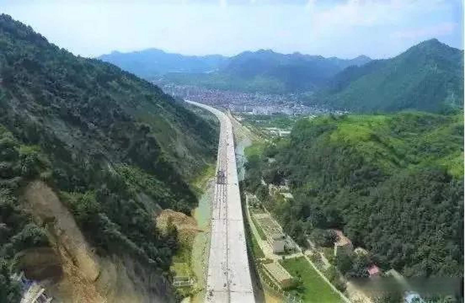 丹宁高速中村特大桥全幅架通          7月18日,丹宁高速丹凤至山阳段