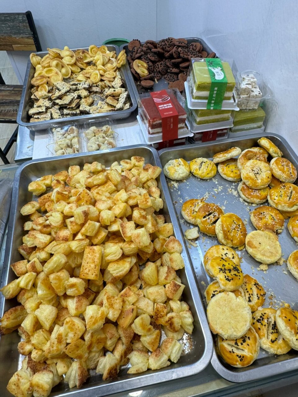 肉松小贝和6个泡芙花了11[黑线] 都是大学生排队在买 确实不错 #西安