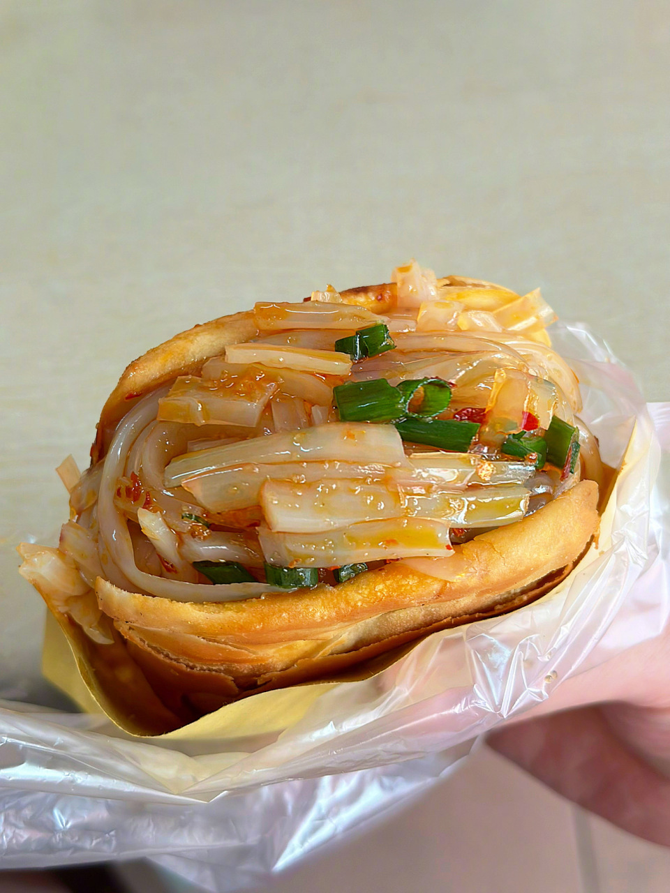 啊,锅盔夹凉粉!我一次能吃三个,意犹未尽