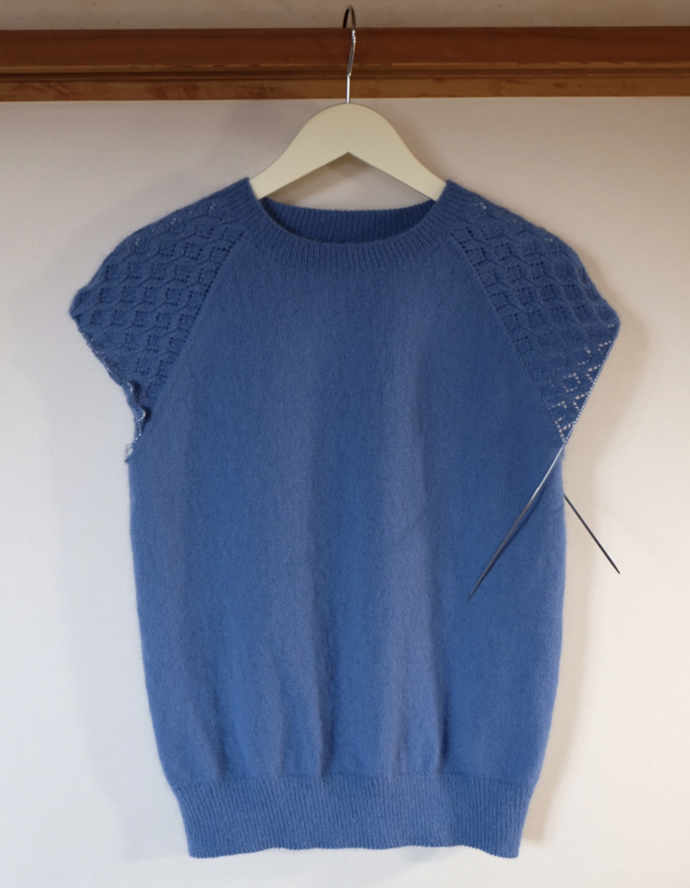 从上往下编织毛衣蓝莲花 三团线大身织完喽,真省线啊.