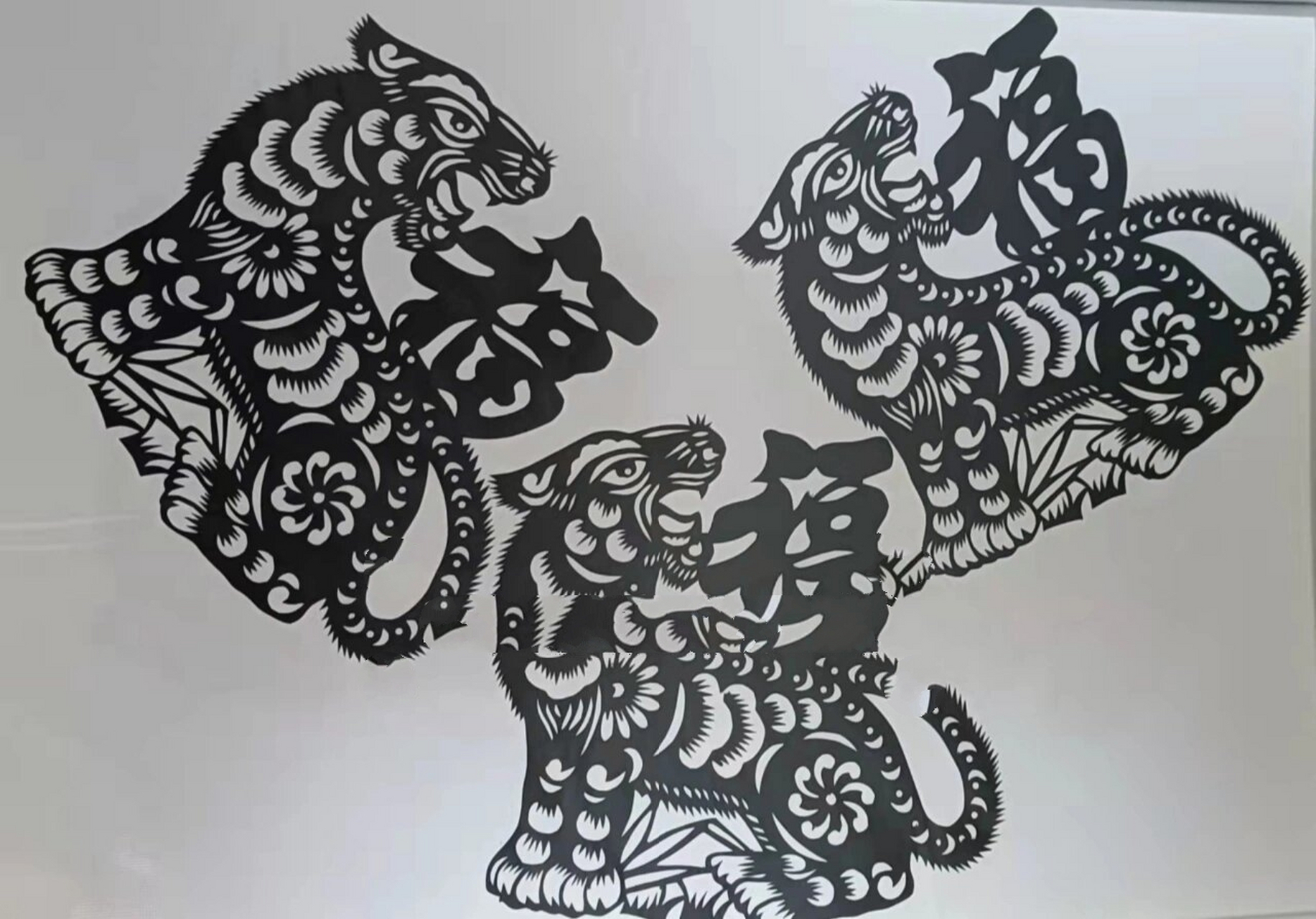 彩色剪纸之(填色剪纸) 填色剪纸又称"笔彩剪纸: 剪刻方法如下: 第一