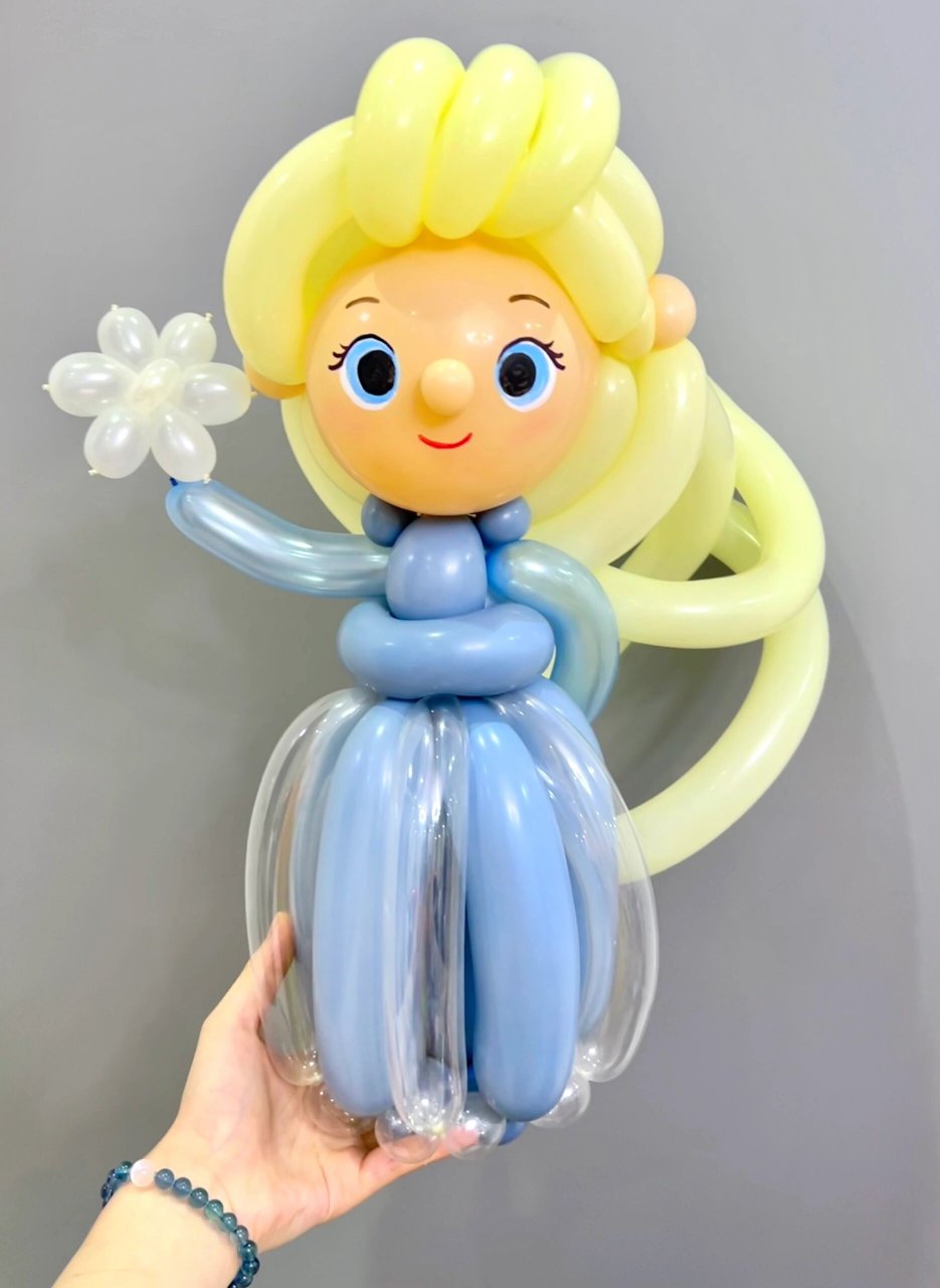 艾莎公主气球娃娃 好久没正经做过公主了 给艾莎穿了一条落日蓝的裙子