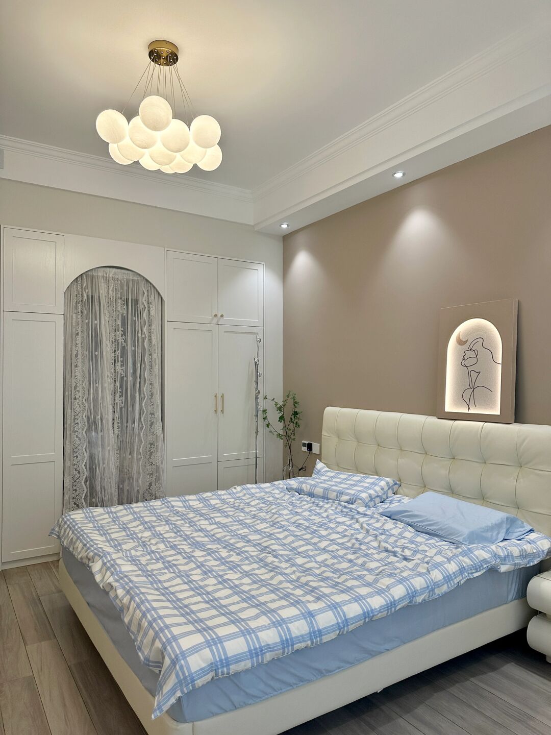 奶白色的小 卧室吊顶双眼皮吊顶装修效果图 卧室卧室双眼皮吊顶装修
