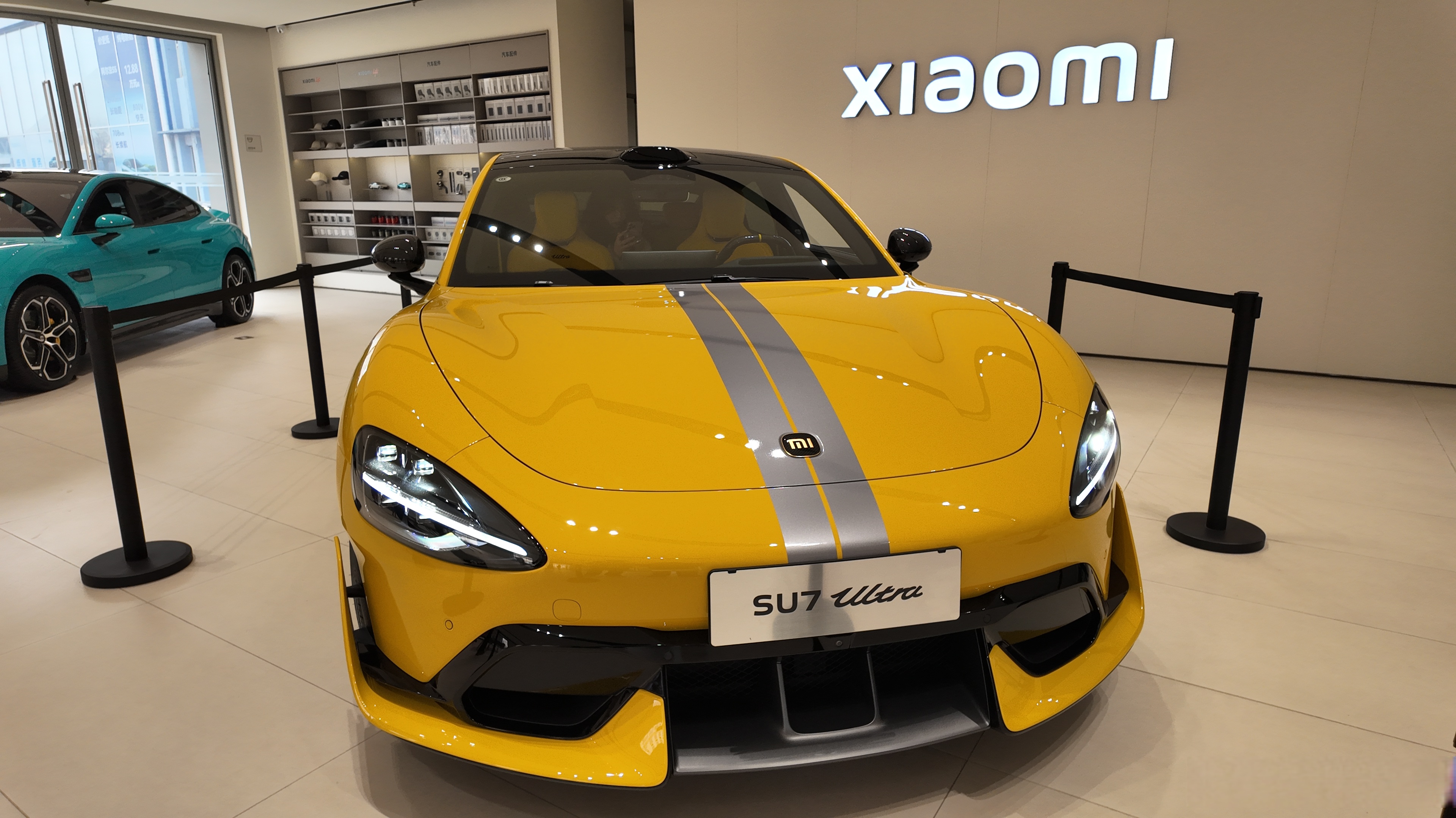 原图直出给大家感受一小米su7颜色大全图片黄颜色的车小米汽车标志