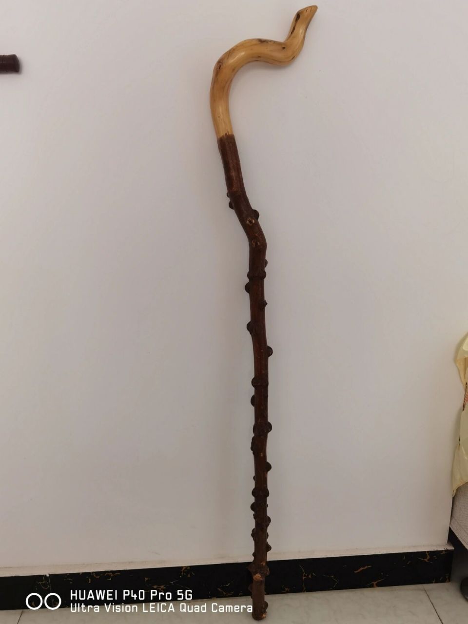 这个拐杖总长100cm,把手下保留了树皮,自然的节疤很漂亮
