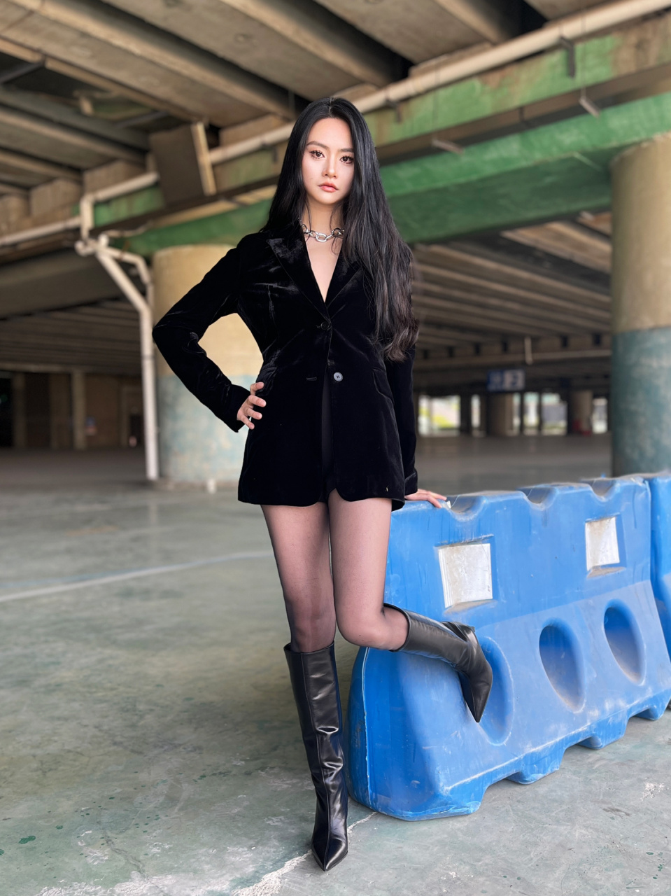 黑丝黑靴黑西装7815