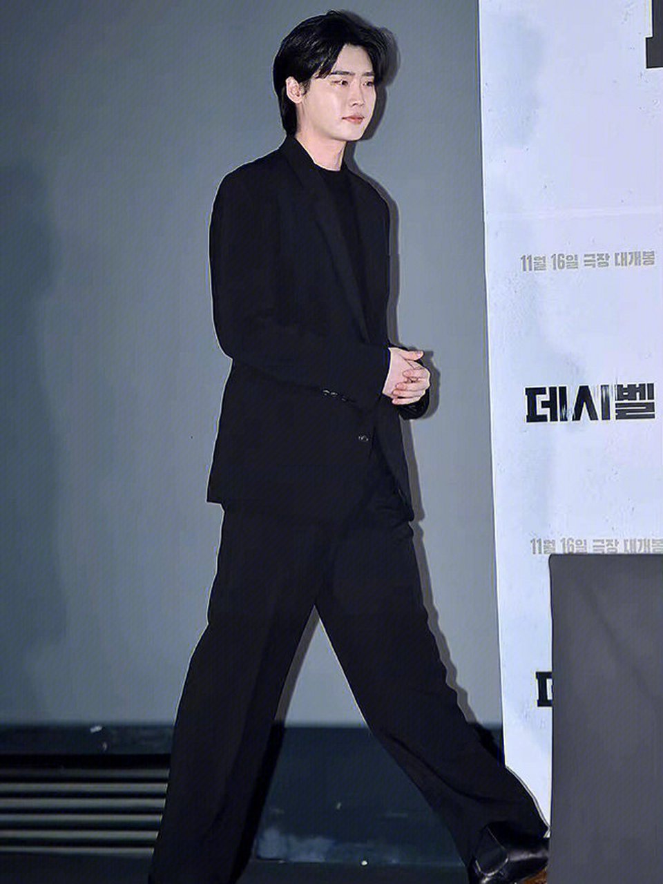 李钟硕今日活动状态,白是真的白,但这个发型达咩