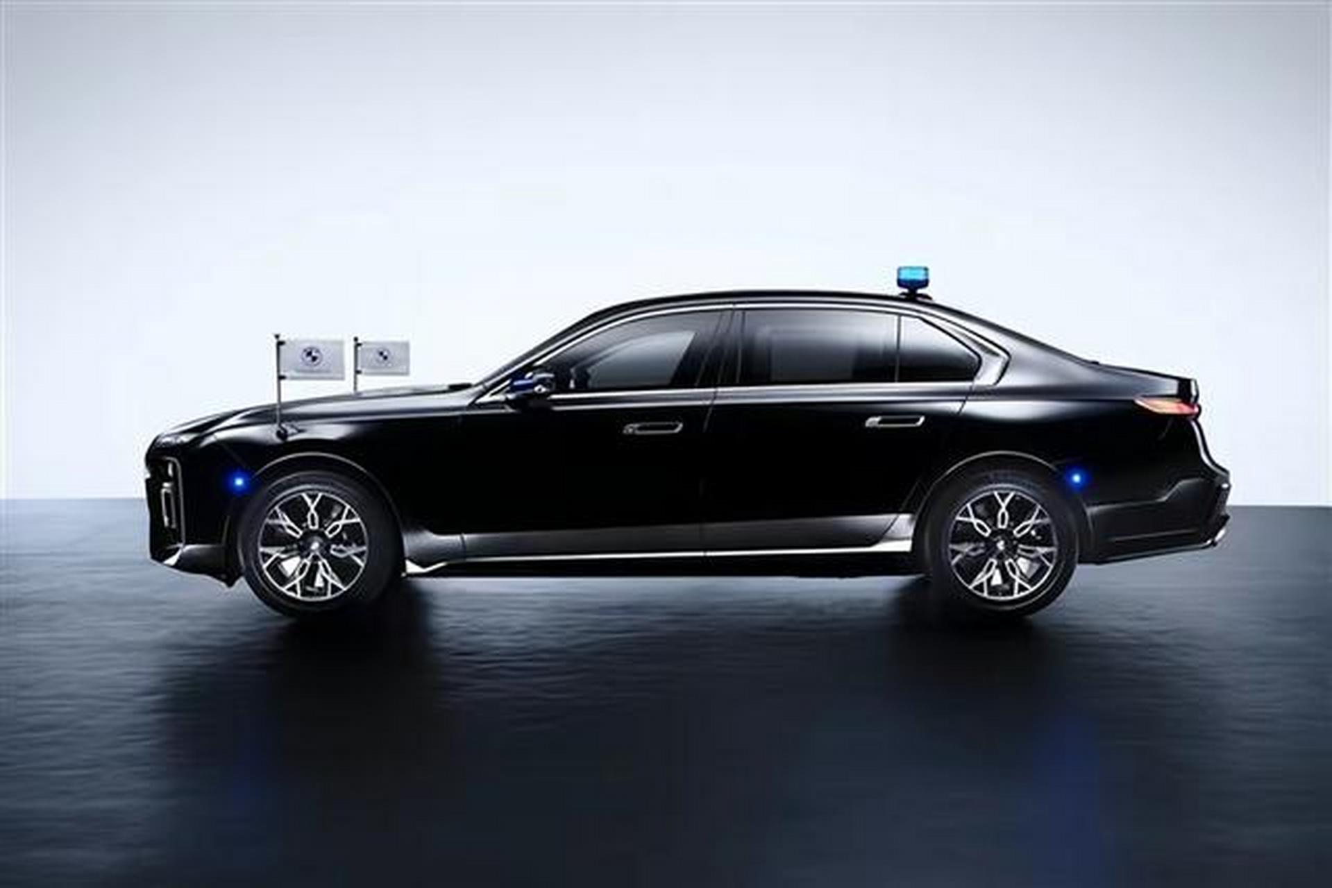 全系宝马7 protection防弹车的车顶和车底都采用特殊装甲设计,是首款