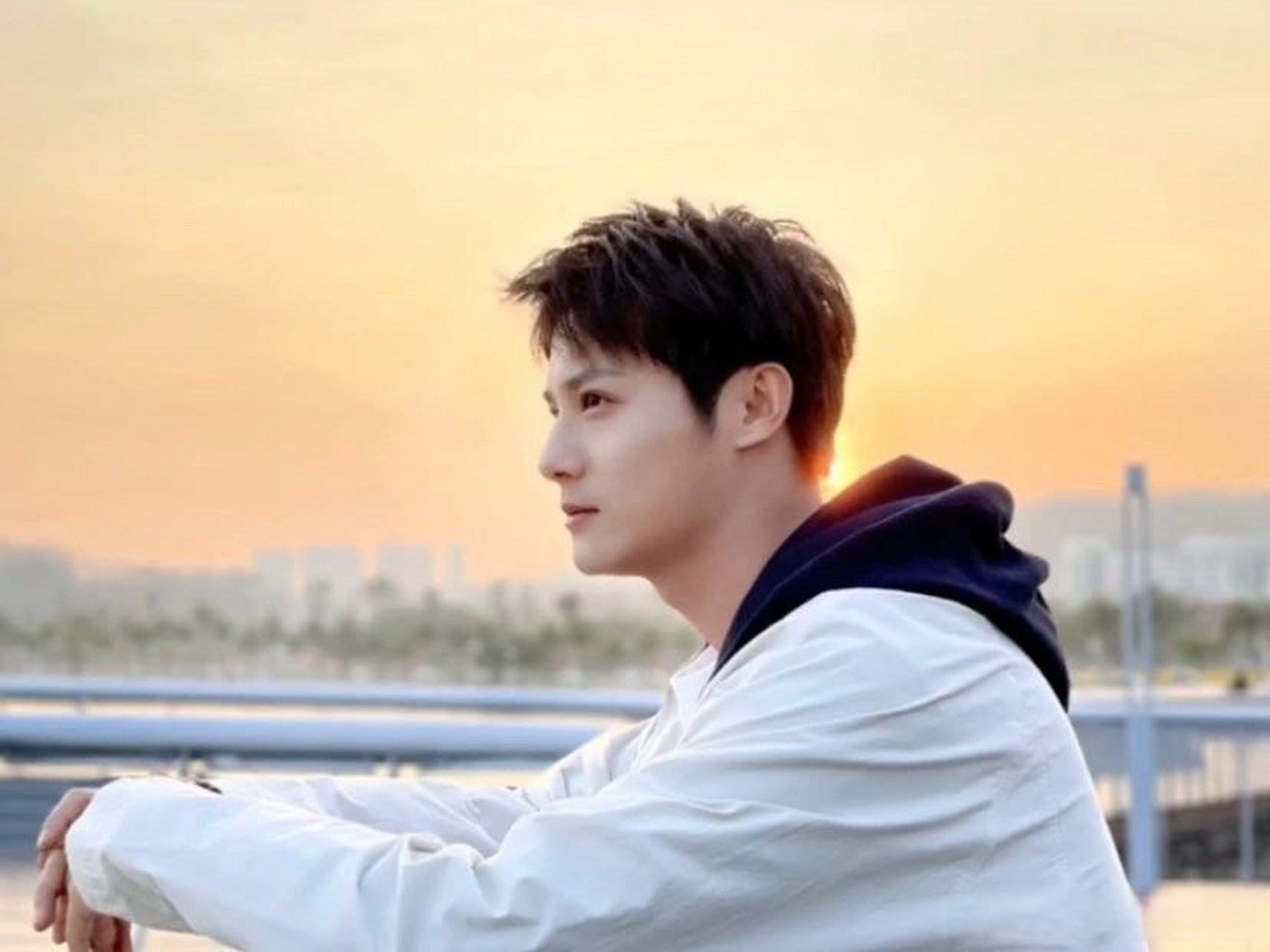 郑业成新剧撕漫卷发造型#02《玫瑰行者》之后,d郑业成c02再次