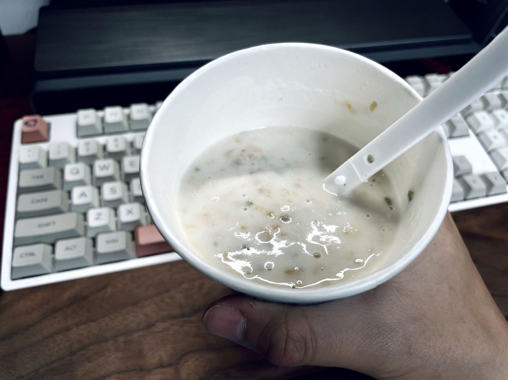 早晨起来不爱做饭,来一杯香飘飘的奶昔,高纤维的椰果口感还是不错的