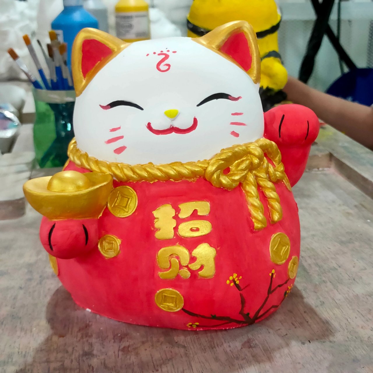 招财猫石膏娃娃涂色 刚刚涂的招财猫娃娃,希望下半年顺顺利利发大财