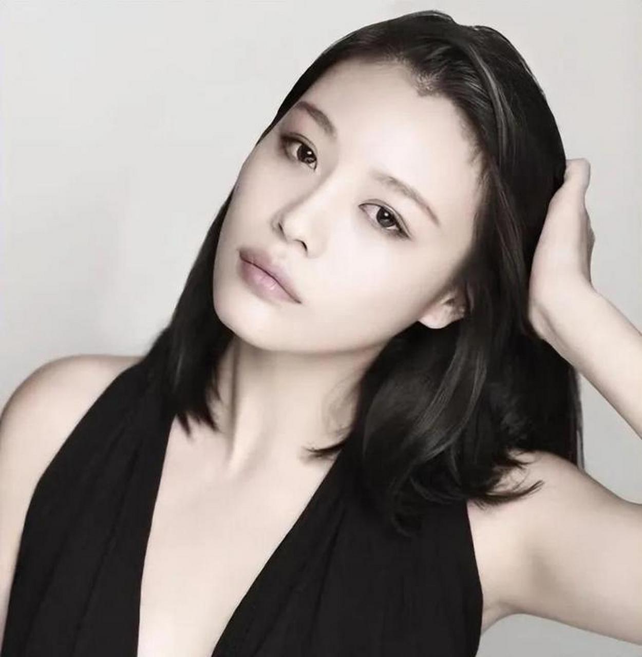 汪峰的感情生活真的好丰富,历任女友和妻子包括:  齐丹:汪峰的第一任