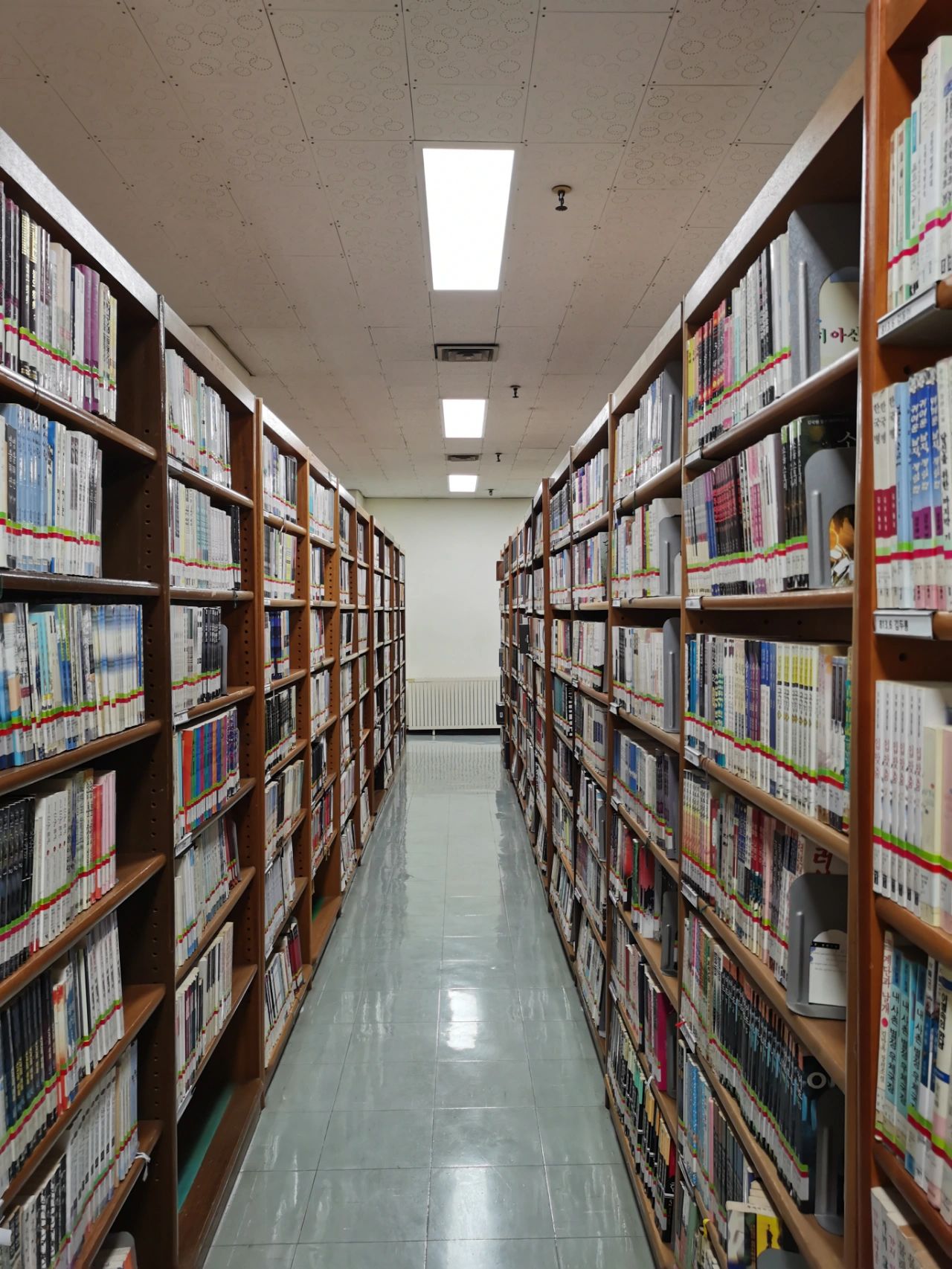 来一组学校的图书馆照片
