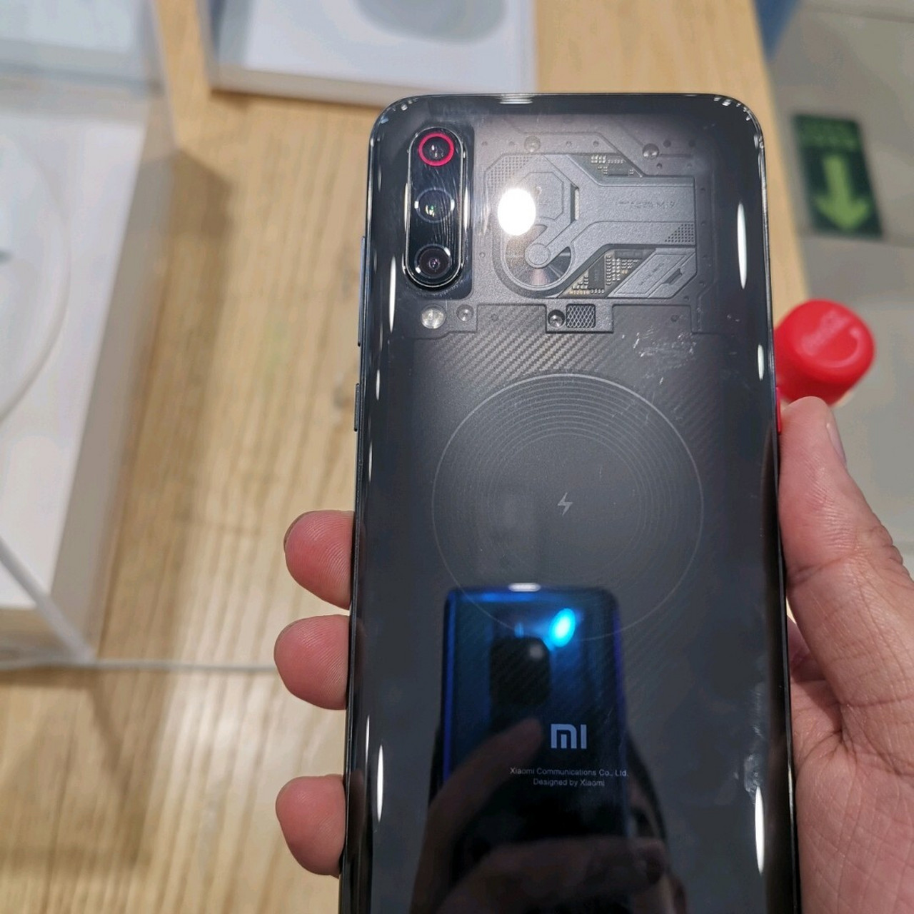 今天去小米之家看了下小米9,透明尊享版最好看,显得有档次,灰色也不错