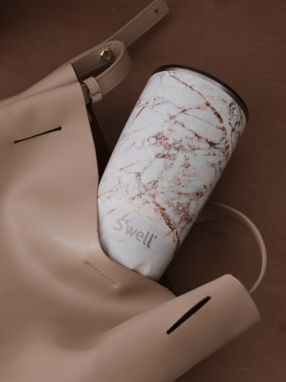 7515新买的随身swell马克杯,太喜欢了 坠近都是上街必备的东东 .