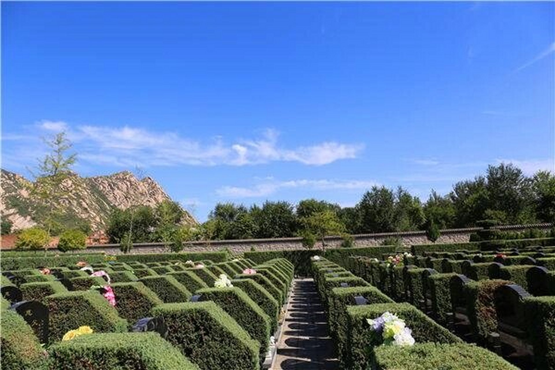 北京公墓 陵园 长安墓园西靠享有"京西小黄山"美称的凤凰岭,峰峦巍峨