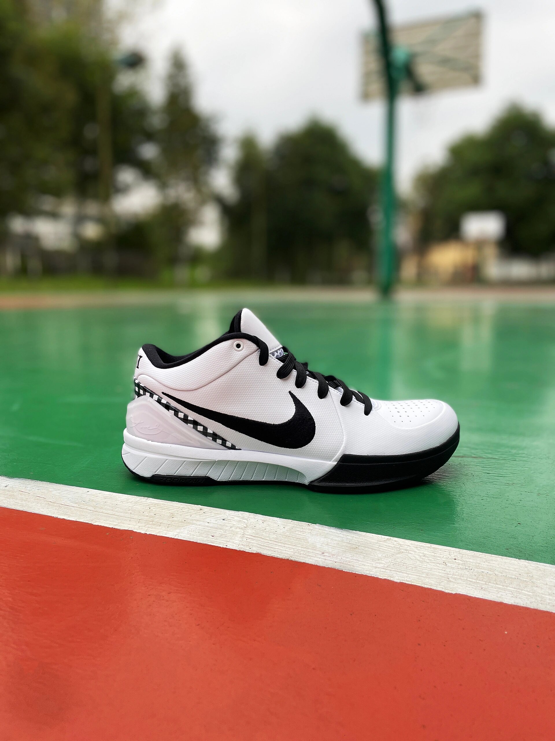 对于喜欢低帮鞋的朋友而言 这双科比4意义非凡 也可以说是轻量低帮