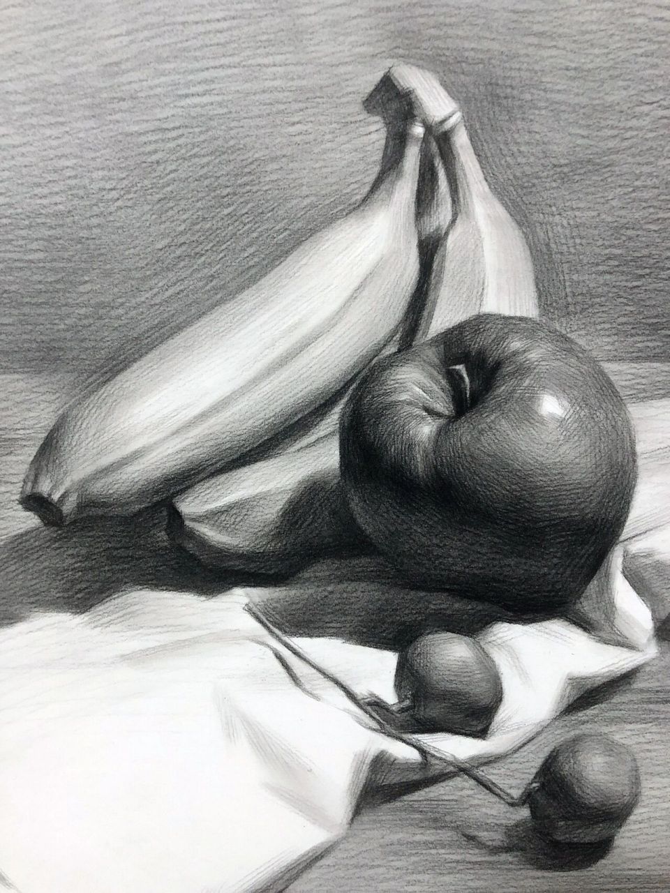 素描简单水果静物组合 素描静物步骤: 步骤一:找三线(软炭) 1.