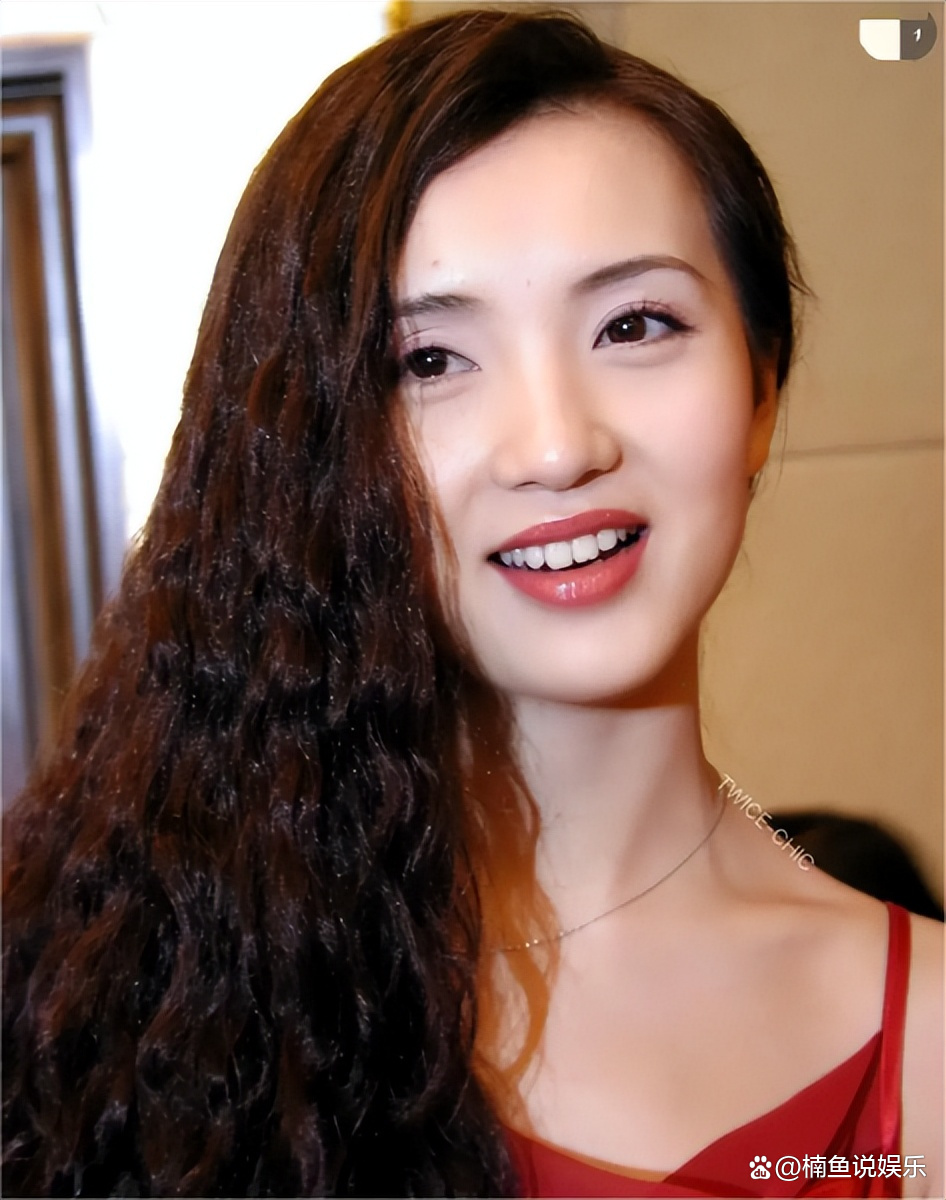 那微卷的长发,真的是太有女人味了