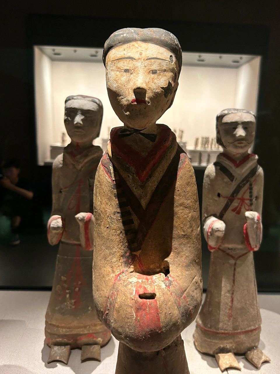 汉代的陶俑,宽袍大袖,而且上下身的比例明显大于实际情况,但是并不把