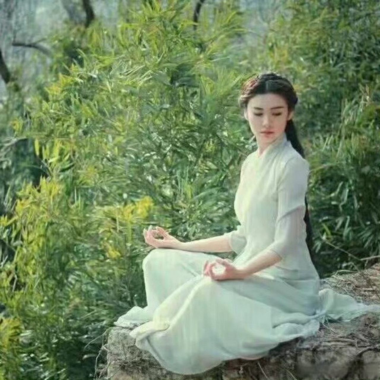 何消柳絮渡烟津.诗酒胜逢春. 管他好景如梦,多少向黄昏.