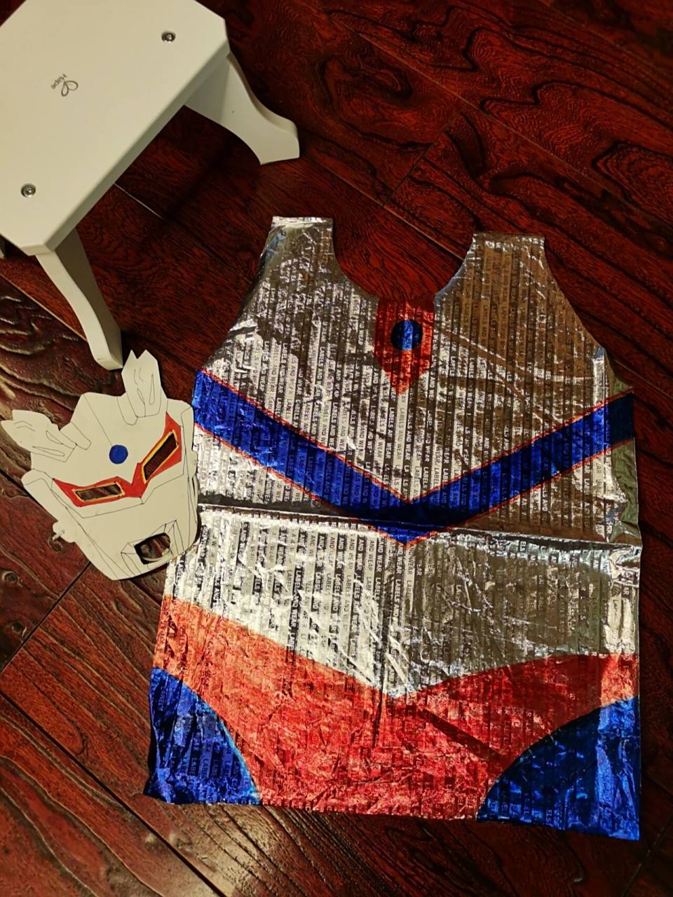 幼儿园环保时装秀之奥特曼 托班就开始做作业了,第一次做经验不足