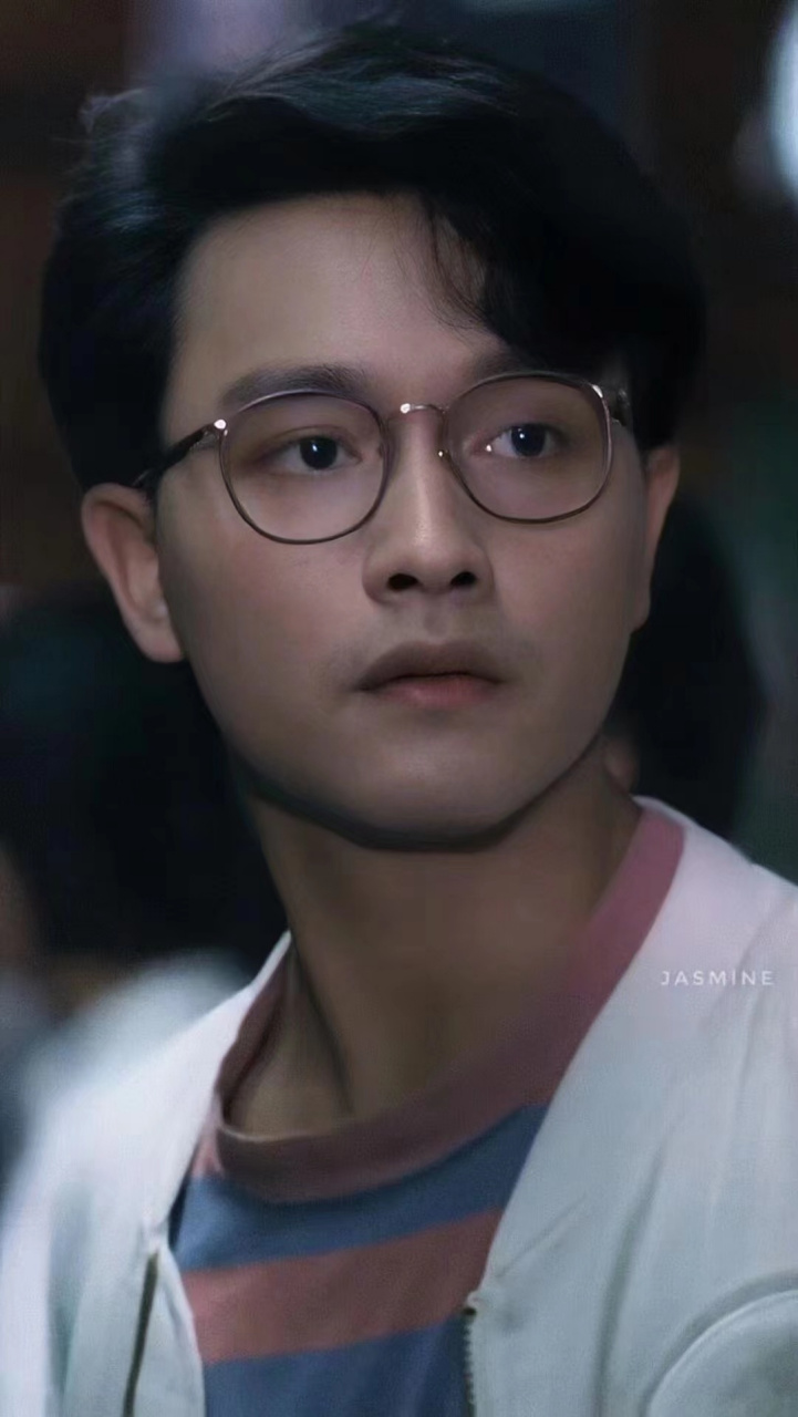 张国荣戴眼镜也有种温文儒雅的感觉