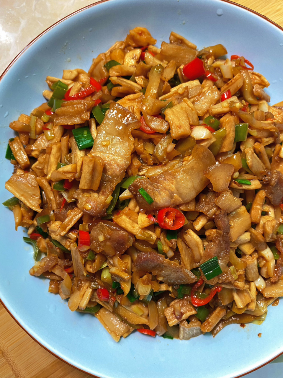 萝卜干炒肉6015嘎嘣脆97纯纯下饭神器爱了 食材:萝卜干 蒜苗