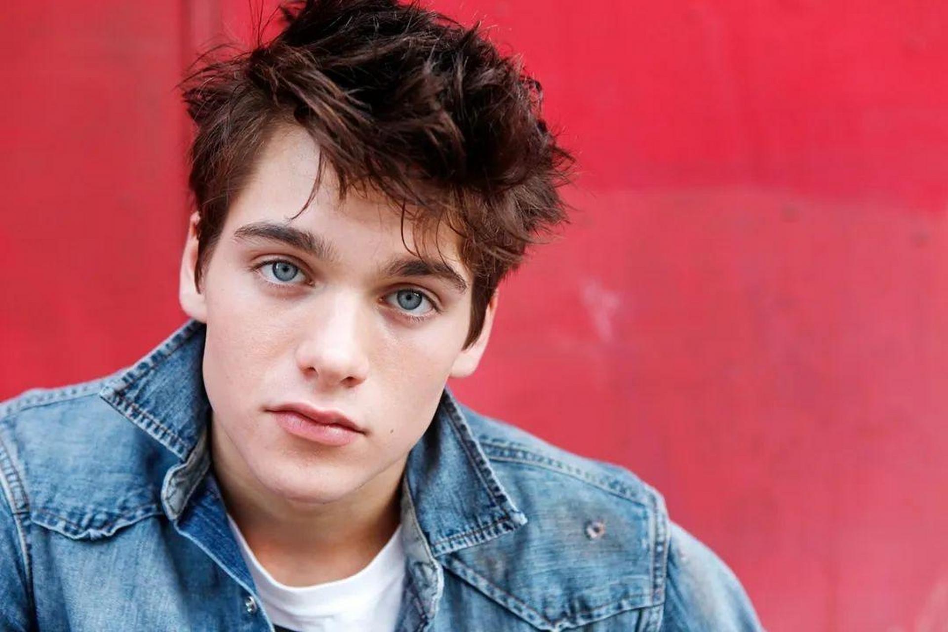 如今年仅24岁,颜值还逆袭成为了大帅哥,却突然发胖了.