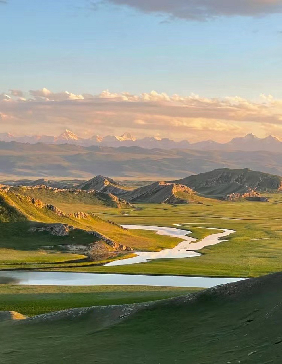 新疆|巴音布鲁克草原 巴音布鲁克是天山山脉中部的山间盆地, 这片雪山