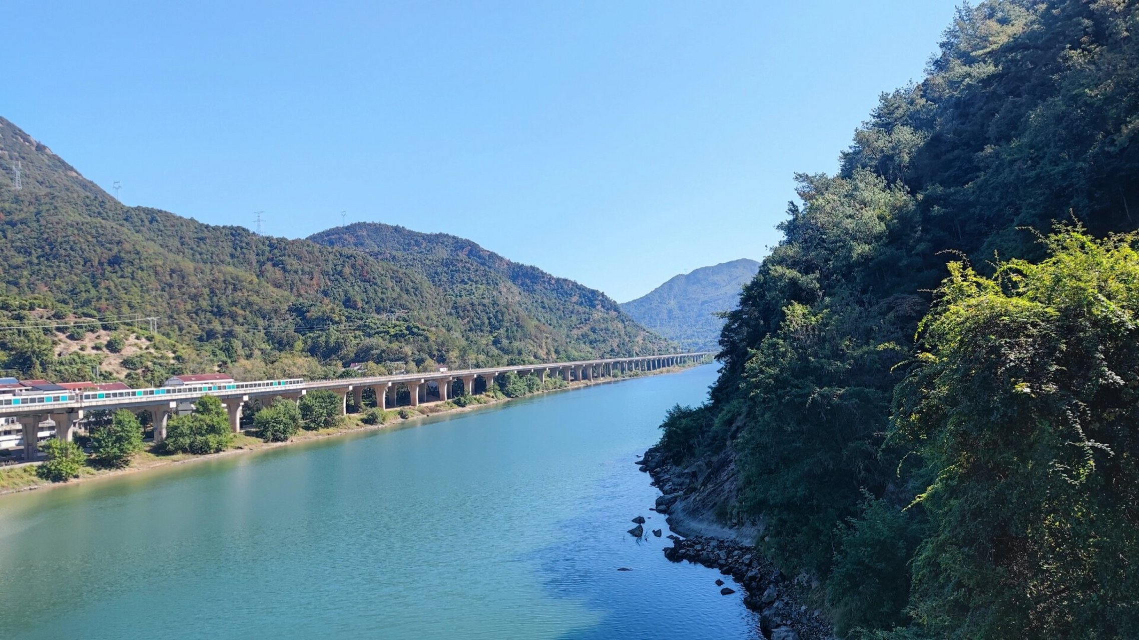 丽水青田石门洞景区 当前季节水少,石门飞瀑水量比较小,如何雨量丰沛