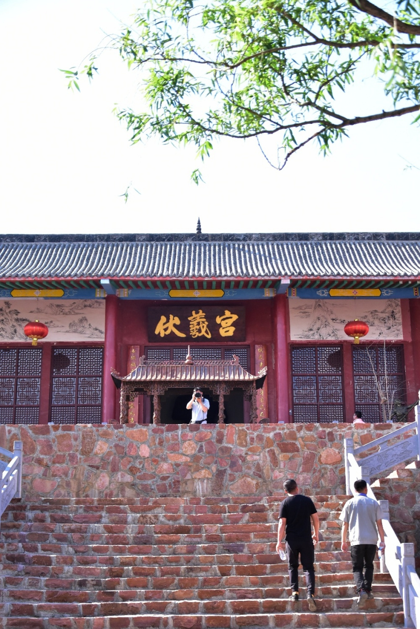91伏羲山红石林景区 红石林景区位于郑州市西部伏羲山区,规划面积约