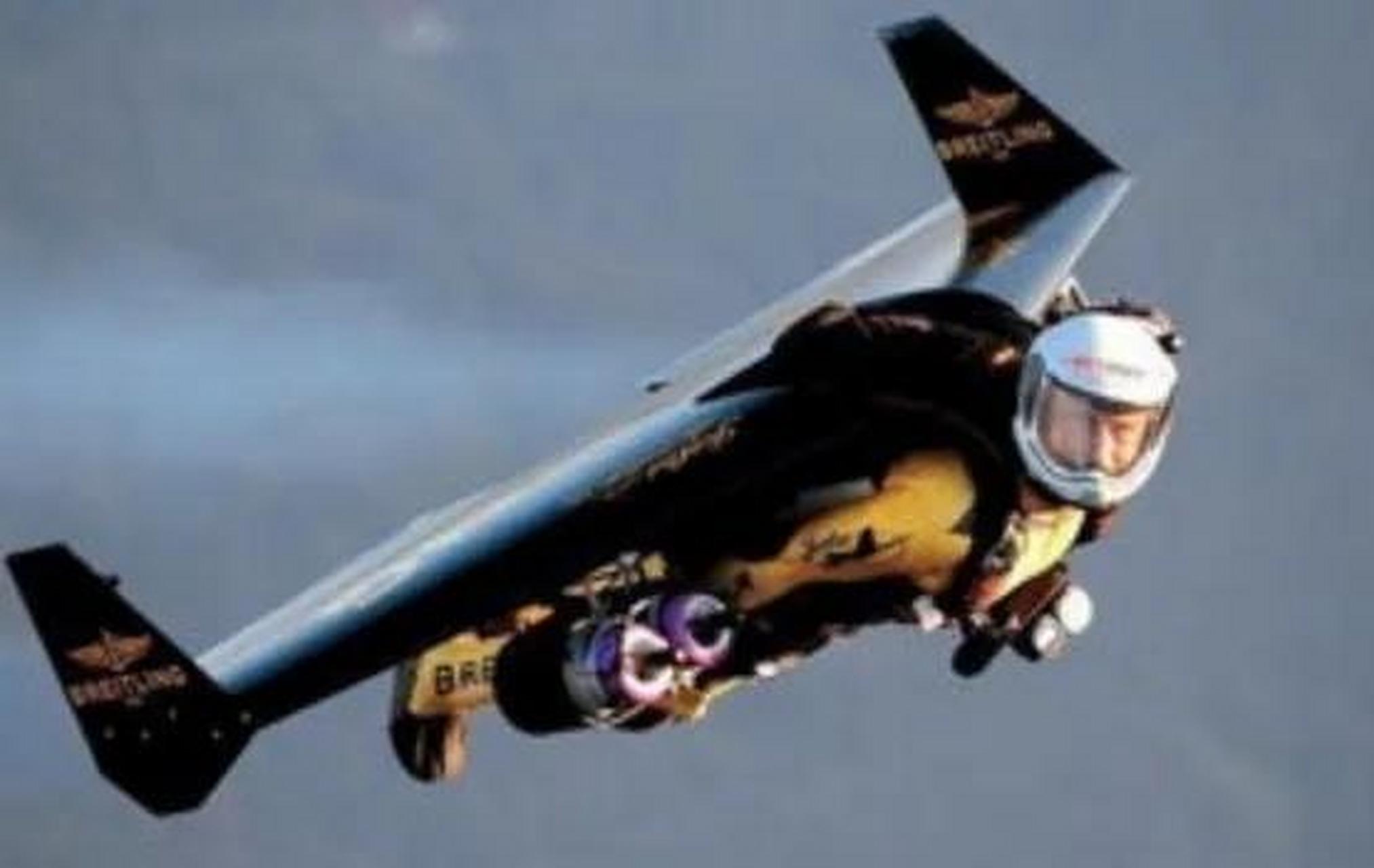 2020年,从事翼装飞行的女孩子刘安,在张家界天门山发生意外.