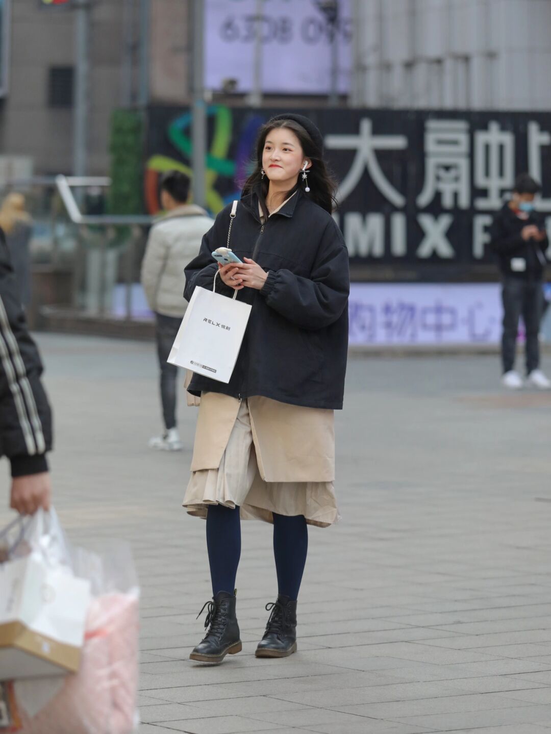 街拍# #街头摄影# #索尼# #产品摄影# #相机配件分享# #重庆街拍