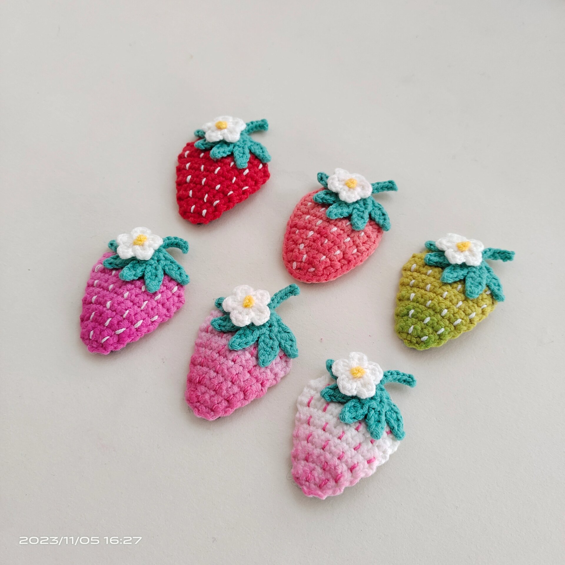 钩针草莓发卡(附图解) 草莓钩边主体: 1.起3ch倒2钩2xv 2.xv,2x,xv 3.