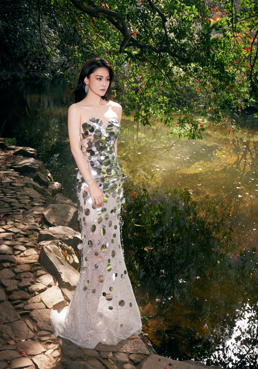 张馨予银色鳞片抹胸裙,娇艳的美人鱼