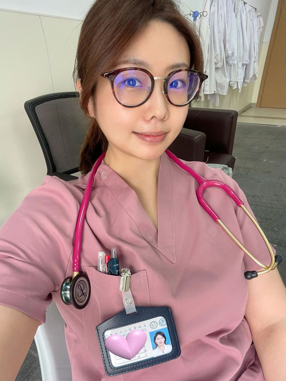 急诊女医生穿搭|黑框 srcubs 洞洞鞋是标配 虽然今天on call 12小时