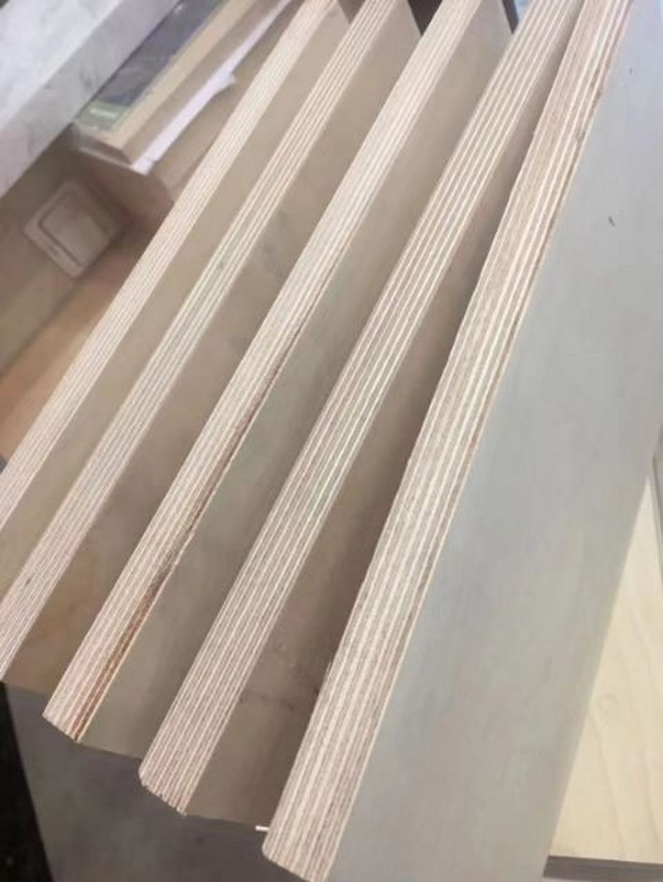 多层实木板科普 工艺:以纵横交错排列的多层胶合板为基材,表面以优质