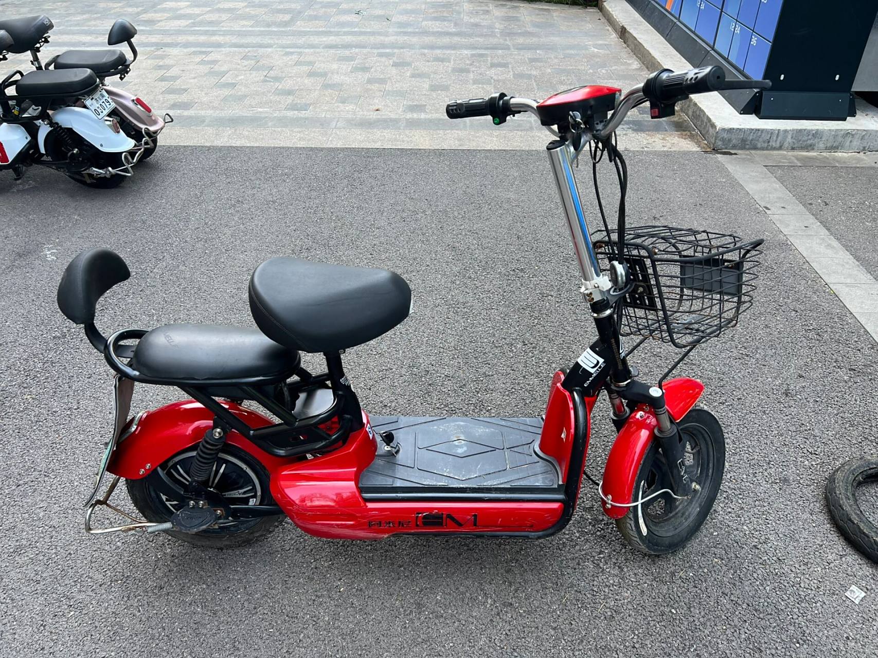 阿米尼电动车 续航25公里左右,车子车身有点破损如图,介意勿扰.